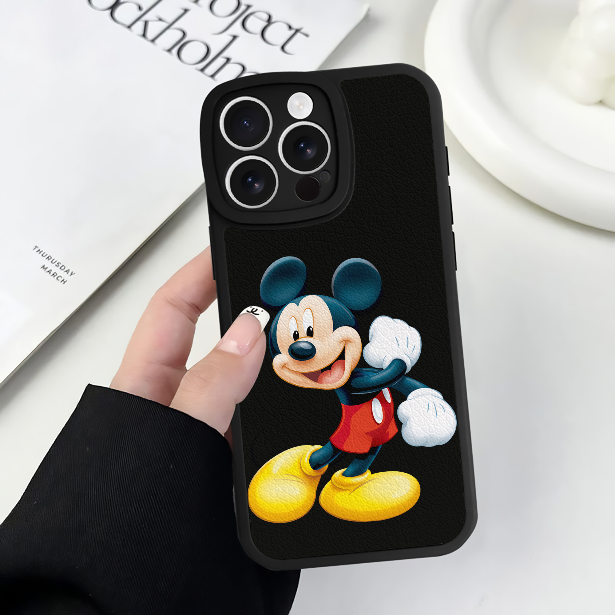 （画像用） ミッキーマウス Mickey Mouse 【iPhone 16シリーズ対応】シリコンスマホケース（レザー調） 材質：シリコン